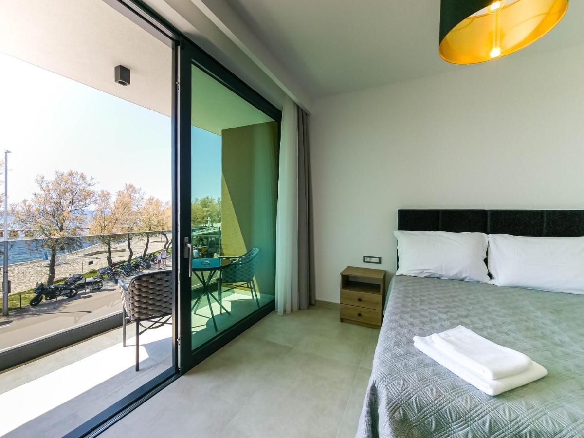 Maresole Beachfront Residence Пореч Экстерьер фото