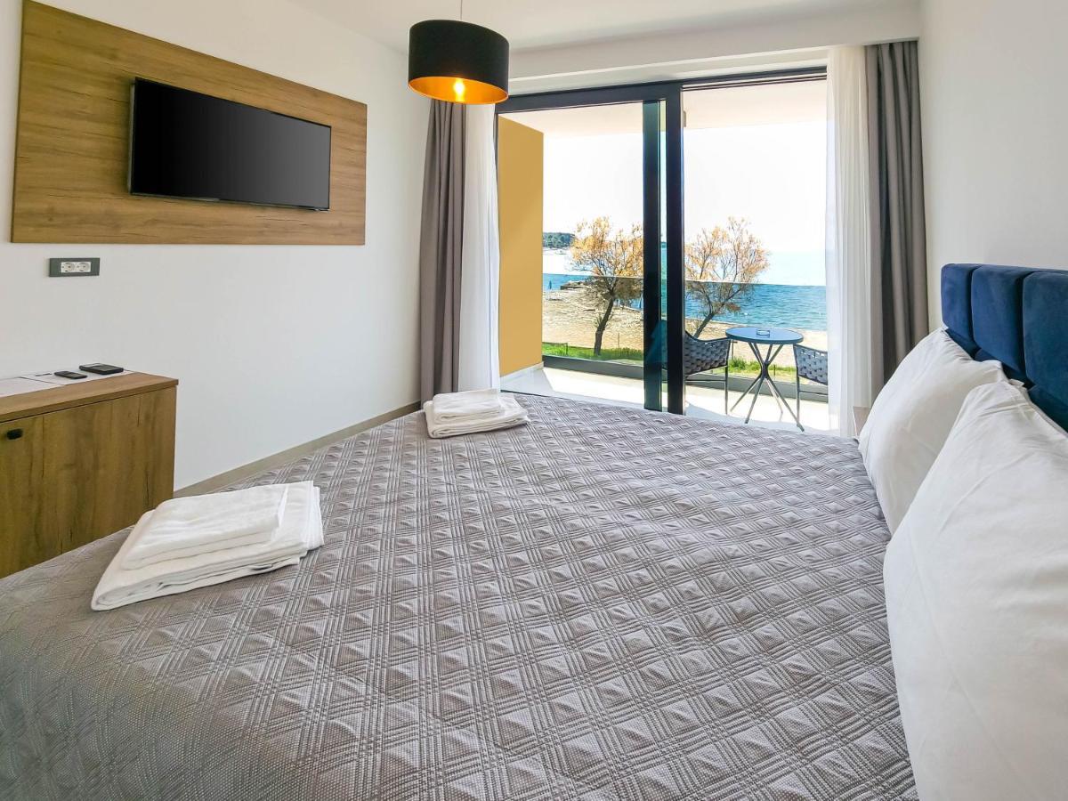 Maresole Beachfront Residence Пореч Экстерьер фото