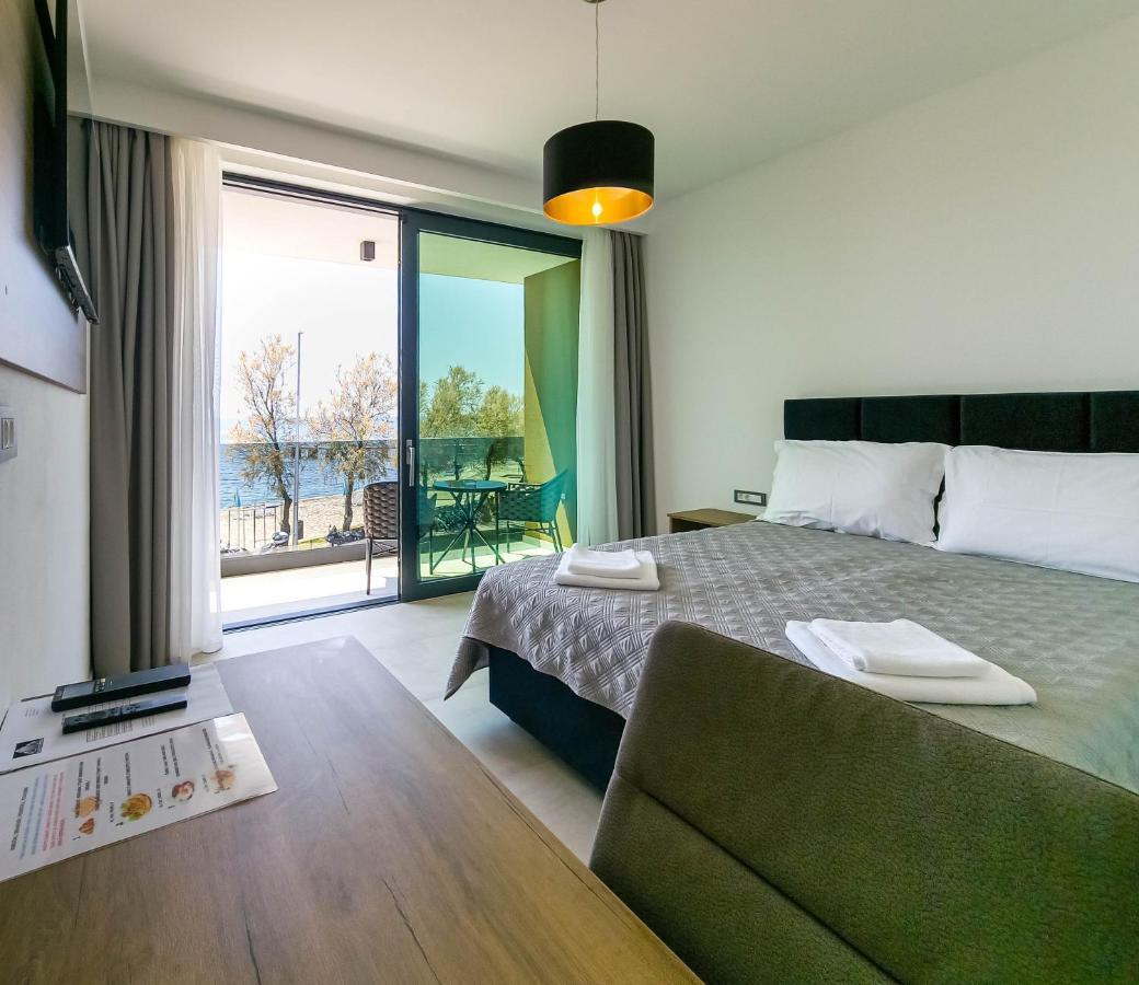 Maresole Beachfront Residence Пореч Экстерьер фото