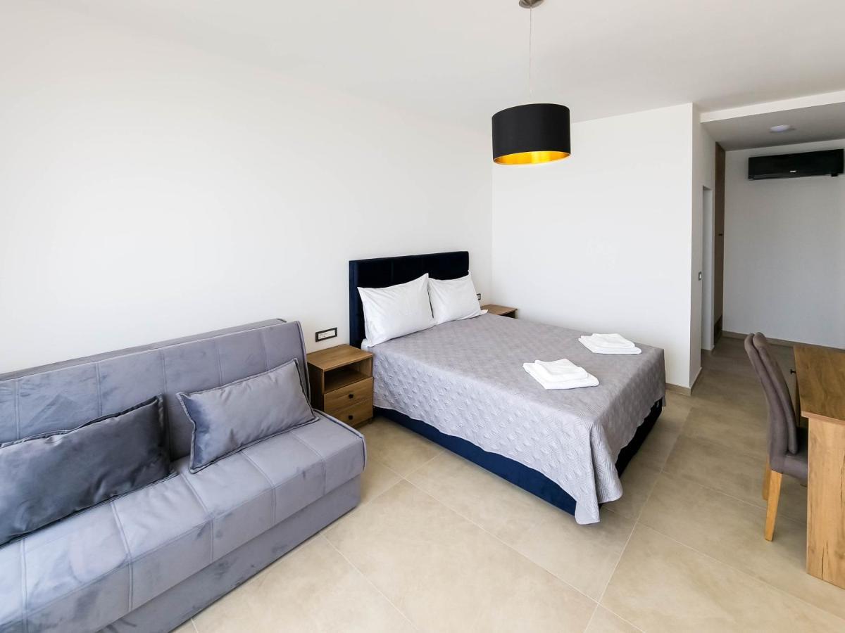 Maresole Beachfront Residence Пореч Экстерьер фото